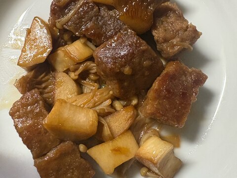 サイコロステーキとキノコ焼き